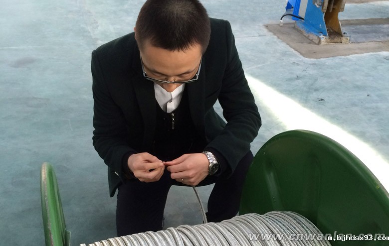 美国福斯流体控制驻中国代表查看刚下线的防爆电伴热带