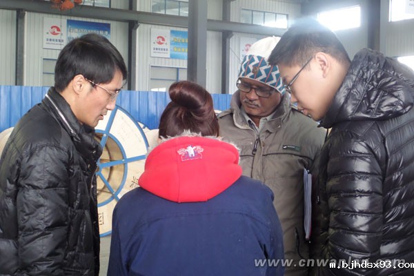 技术人员为客商介绍产品结构